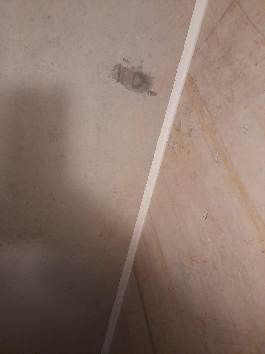 Abgedichtete Anschlussfuge zwischen Betonwand und Boden