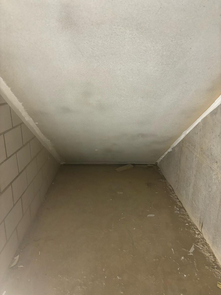 Fertig abgedichteter Kellerraum mit Kalksandsteinwänden und Betondecke