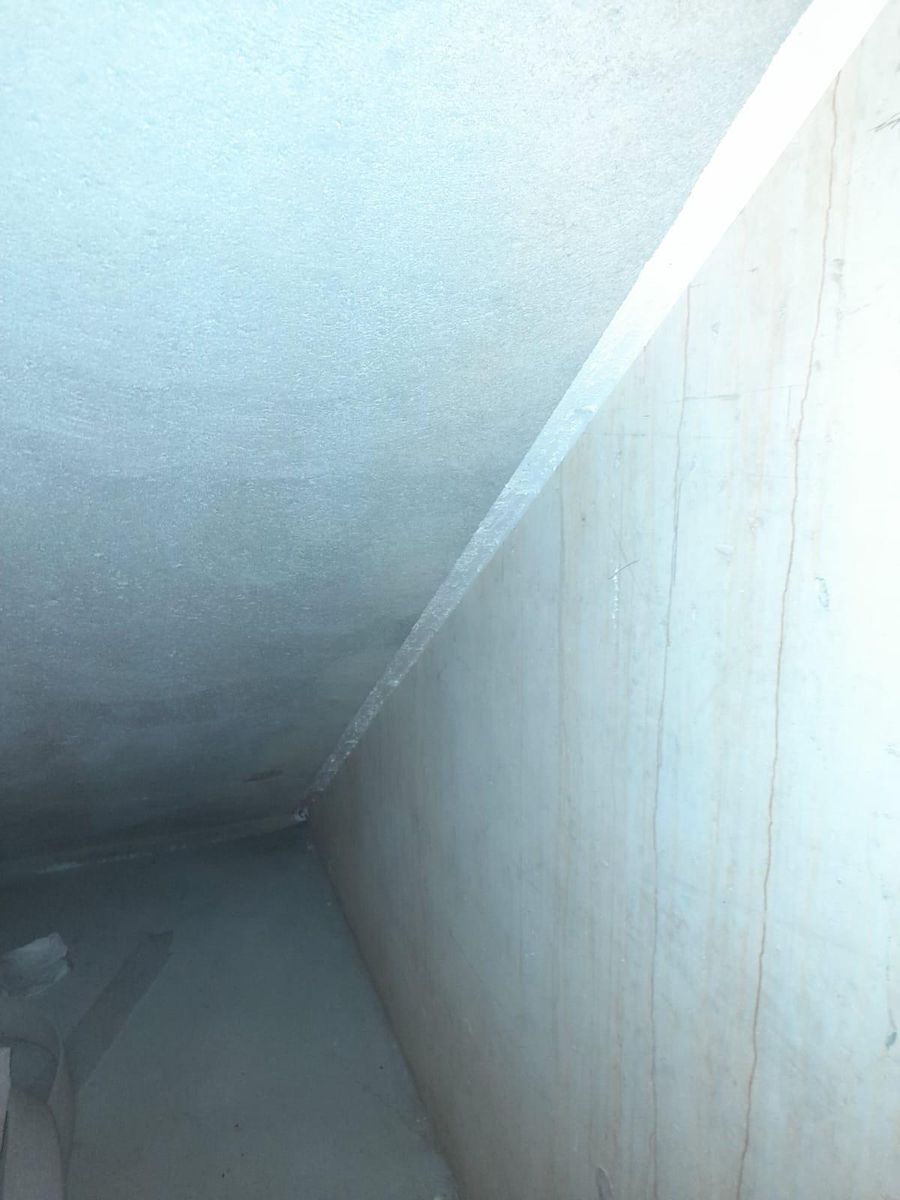 Abgedichtete Ecke im Rohbau zwischen Betondecke und verputzter Wand