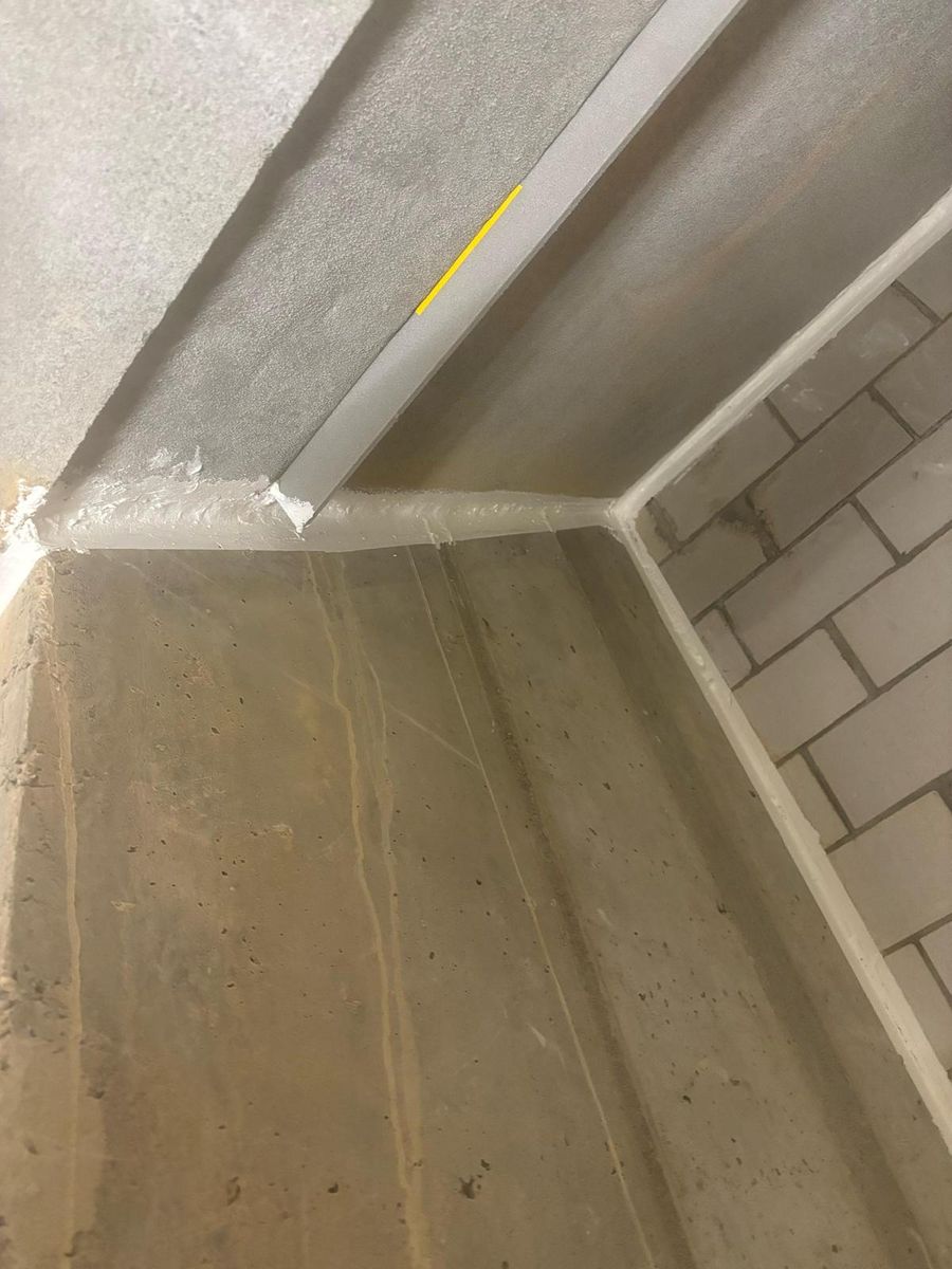 Brandschutzfuge an einer Betondecke mit gelber Kennzeichnung