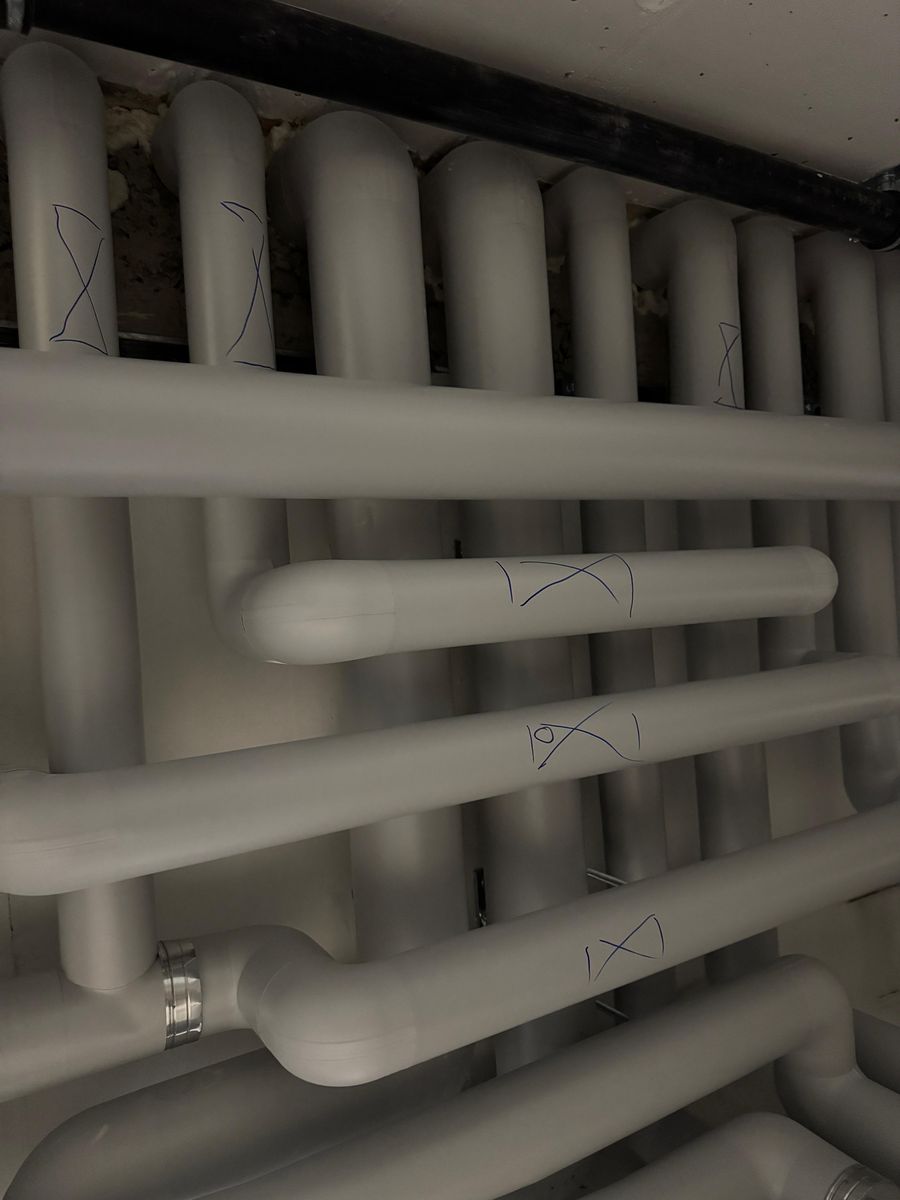 Parallel verlegte isolierte Leitungen unter einer Kellerdecke